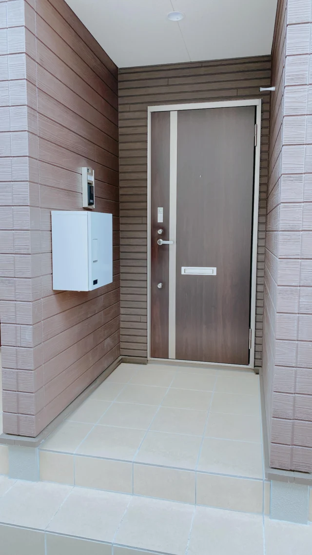 🚪山形市富の中 新築 カーポート付きアパート 1LDK 10.4帖＋4.5帖 ひとり暮らしやふたり暮らしに🌱社会人さん / 東北文教大学 / 産業技術短期大学 / 山形大学 / 東北芸工大学 / 学生さんにもおすすめの最新設備で快適な新築アパートです✨2025.6.19 撮影
　
メゾネットタイプでおしゃれな1LDK
新築でカーポート付きなので
雨の日や雪の日も安心😮‍💨
水回りも最新設備で綺麗なお部屋です✨
　
即入居可能となっております◎
　
スーパーやバイパスにも近く、
周辺アクセスに便利です👍🏻 ̖́-
　
リビングダイニングキッチン10.4帖
+洋室4.5帖
+廊下クローゼットスペース
+バスルーム（独立洗面台）
+トイレ
　
ひとり暮らしにもふたり暮らしにも◎
社会人さん、転勤のかた
東北芸術工科大学や
山形大学の学生さんにもおすすめ✨
　
お気軽にDMやLINEでお問い合わせください◎
実際の雰囲気がよくわかる動画ですので
ぜひご覧ください！
　
　
#山形市 #幸信不動産
#山形アパート
　
#東北芸術工科大学 #山形大学
#山形移住 #東北文教大学 
#山形学生アパート #やまがたぐらし
　
#山形日和 #山形ねこ部