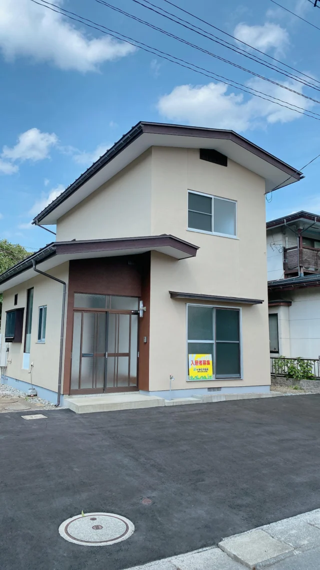 🚪山形市元木【目玉物件︎‼︎ 】リフォーム完了 広々3LDK ふたり暮らしやご家族、シェアハウスに🎐駐車場6台分OK🚗貸事務所としてもご活用可能✨最新設備で快適なリフォーム済み戸建賃貸です✨2025.8.19 撮影
　
9.8帖のリビング
+ 3部屋広々使えます✨
　
ルームシェアも🏠
即入居可能となっております◎
　
バス停徒歩1分、スーパー50m
大学や国道13号線にも近く、
周辺アクセスに便利です👍🏻 ̖́-
　
リビングダイニングキッチン9.8帖
+ 和室6帖 洋室6帖× 2部屋
+バスルーム
+トイレ
　
ふたり暮らしやご家族向け
ルームシェアにもぴったり◎
駐車場も広く使えるので
貸事務所にもご利用できます✨
　
お気軽にDMやLINEでお問い合わせください◎
実際の雰囲気がよくわかる動画ですので
ぜひご覧ください！
　
　
#山形市 #幸信不動産
#山形アパート
#山形テナント
　
#東北芸術工科大学 #山形大学
#山形移住 
#山形学生アパート #やまがたぐらし
　
#山形日和 #山形ねこ部
#山形ルームシェア